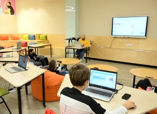 În Clasa Viitorului se învăță altfel și în vacanță. Un grup de tineri a creat și a programat roboței